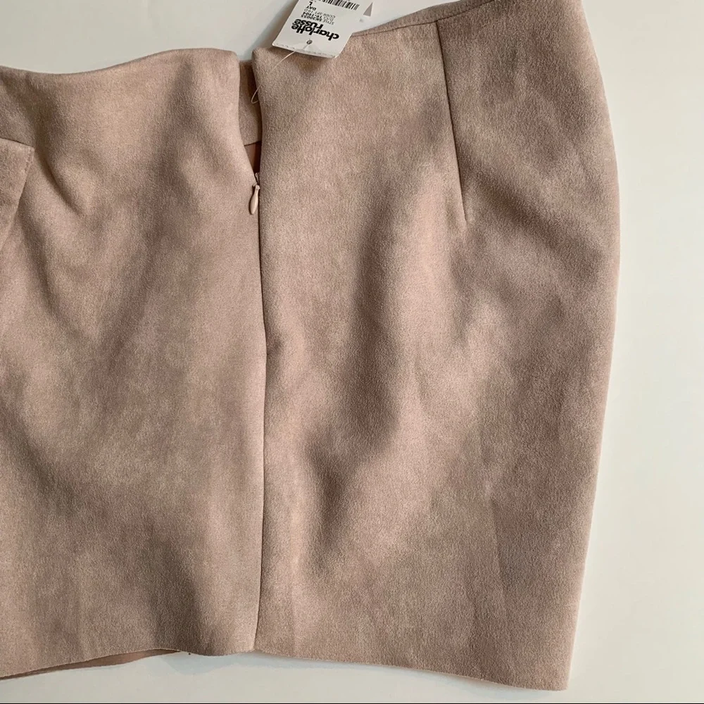 Charlotte Russe stretchy faux suede beige blush skort Size Large